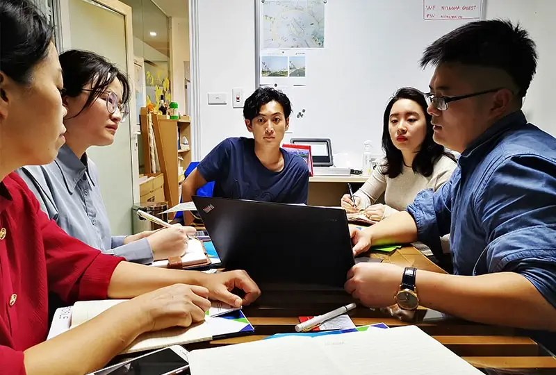 EMAC's 123 after-sales service standard 800x540 This is a picture of EMAC talking to clients in the past.